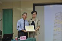 Prof. Chan Wai-yee (left) receiving the Certificate of Gratitude from Prof. Chen Zijiang, Vice Dean of School of Medicine, Shandong University (right)